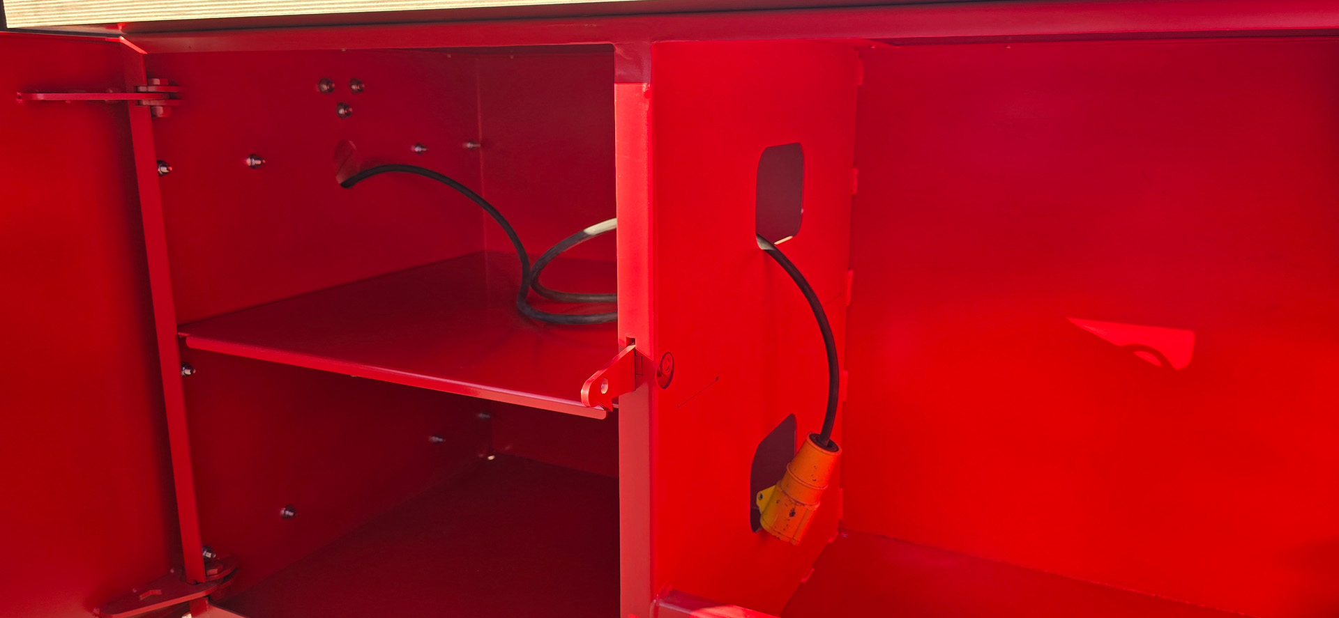 Mobil verktygsbänk med sladdgenomföring för säker laddning av dina inlåsta verktyg