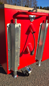 Låsbar mobil arbetsbänk med skyddskåpa och kabelgenomföring för laddning av maskiner