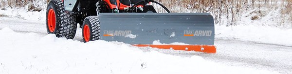 Diagonalplog från Starke Arvid monterad på kompakttraktor röjer snö