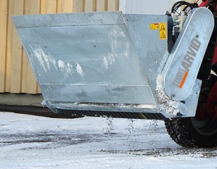 Saltspridare frontmonterad på traktor, robust och galvaniserad för lång livslängd