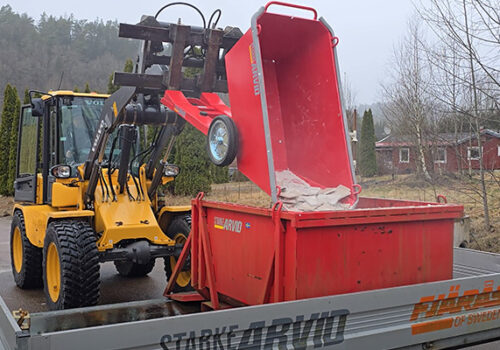 Starke Arvids Fodervagnstömmare tömmer enkelt gips och annat material direkt i container eller slodor