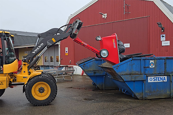 Fodervagnstömmaren tömmer fodervagnen enkelt och effektivt med hjälp av maskinens lastgafflar