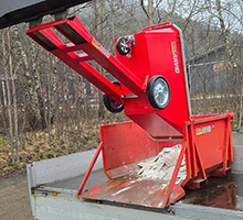 Starke Arvid Fodervagnstömmare, tömmer fodervagn i materialsloda